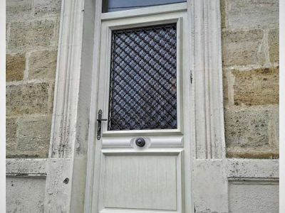 Fourniture et pose d’une porte d’entrée Bel’M en Bois sur Bordeux centre