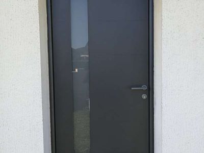 Fourniture et pose d’une porte d’entrée Bel’M en aluminium sur Sainte-Eulalie