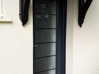 Fourniture et pose d’une porte d’entrée en aluminium sur Saint-Genès-de-Lombaud