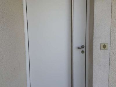Fourniture et pose d’une porte d’entrée Bel’M en aluminium sur Saucats